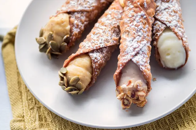 Cannoli aux épices, à la citrouille, aux framboises et à la vanille