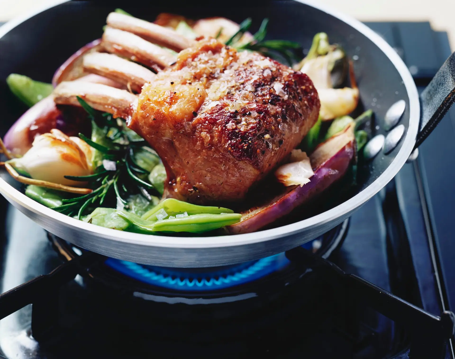 Carré d'agneau à la poêle avec des haricots et des aubergines
