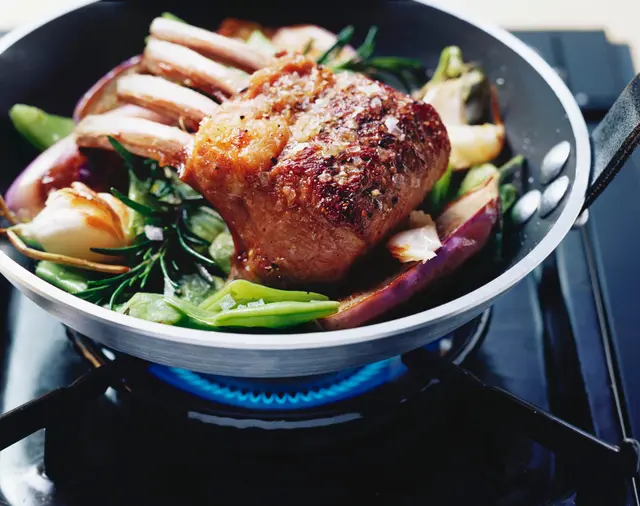 Carré d'agneau à la poêle avec des haricots et des aubergines
