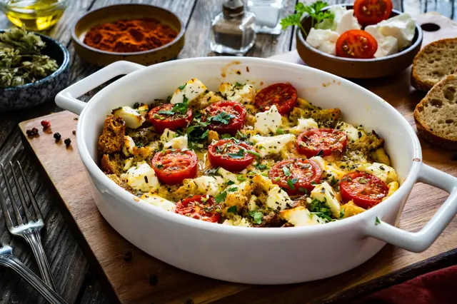 Casserole de pain avec de la feta, des tomates et des œufs