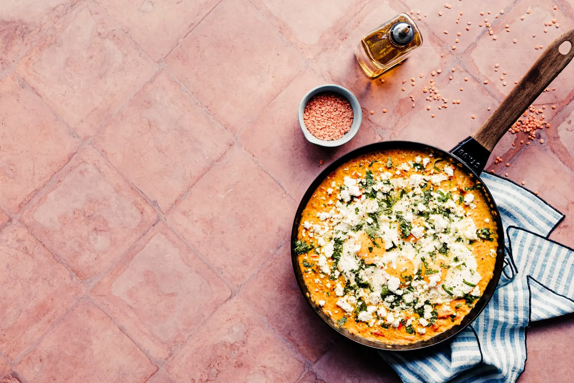 Chakchouka de lentilles corail au potimarron, œufs pochés et feta