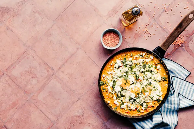 Chakchouka de lentilles corail au potimarron, œufs pochés et feta