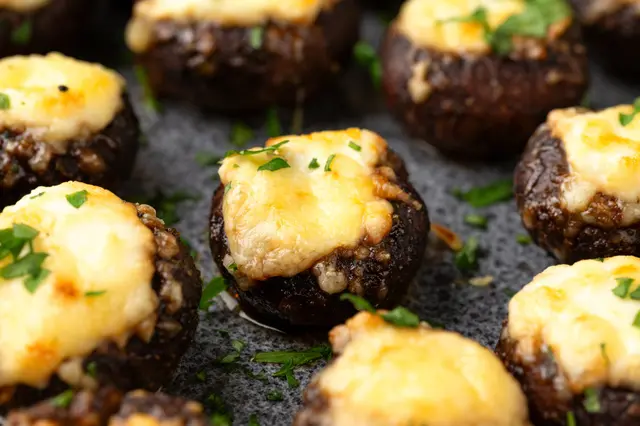 Champignons farcis cuits au four avec du fromage, des herbes et du fromage à la crème