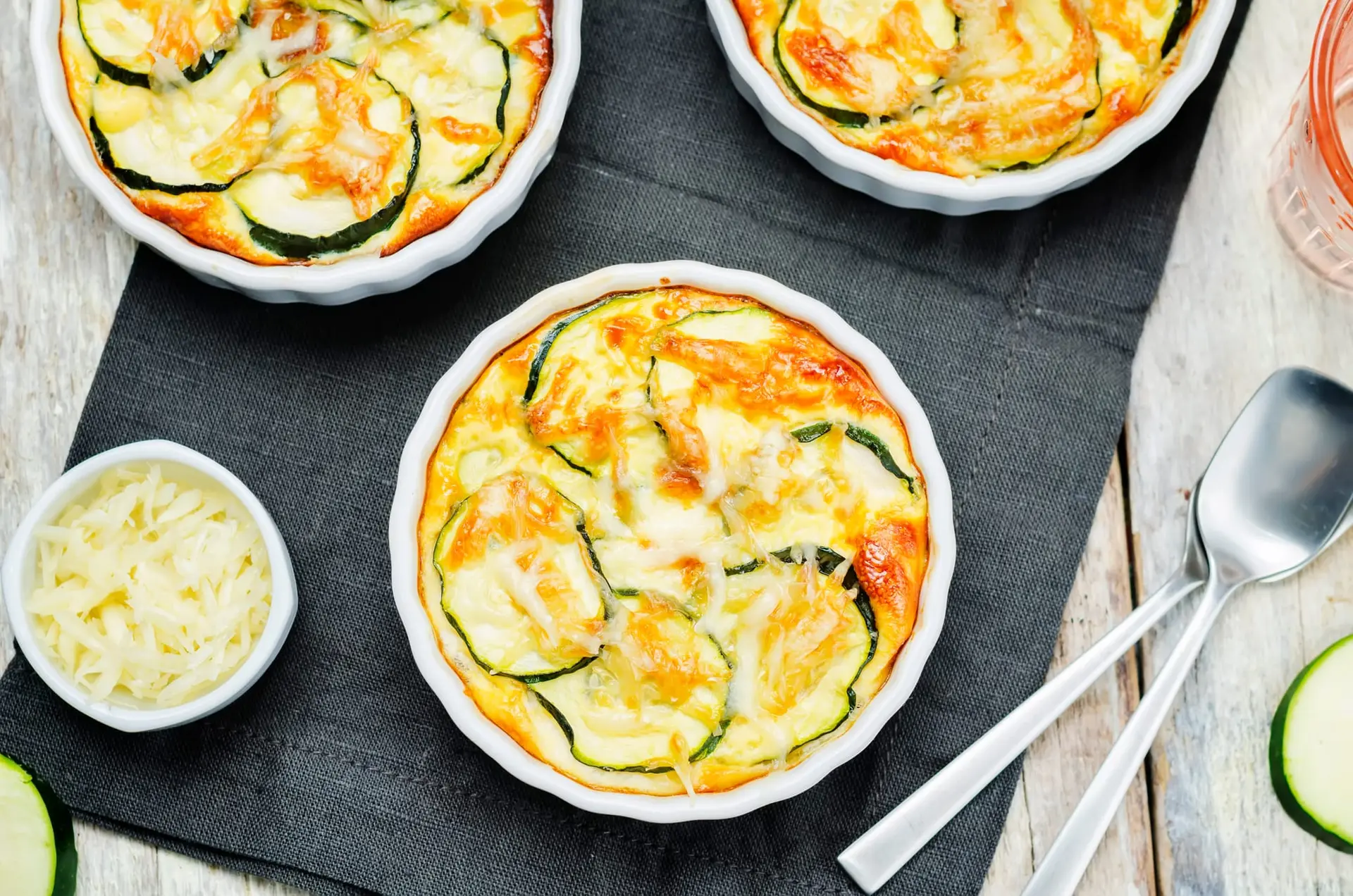Cocotte œufs, fromage, courgettes