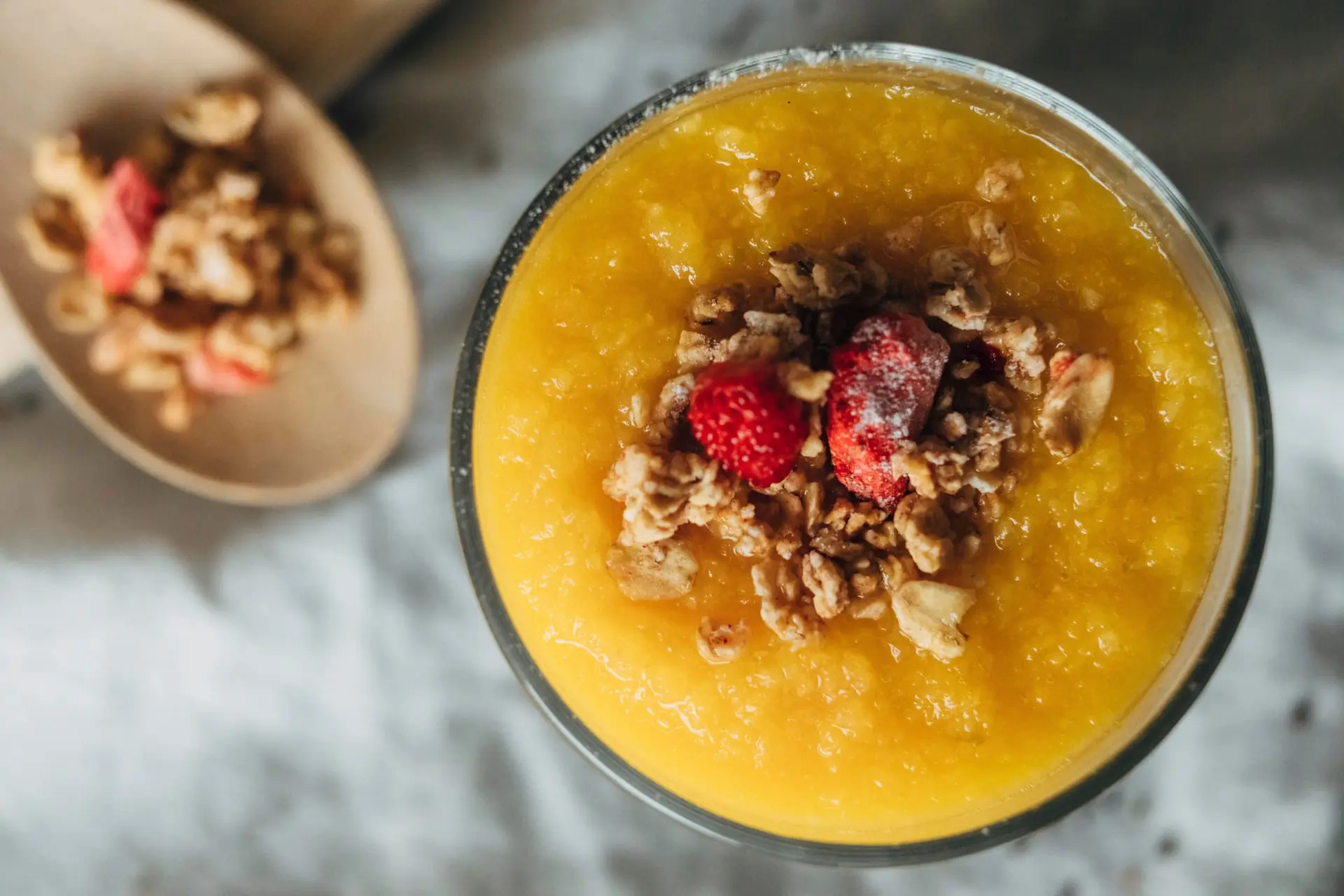 Compote de mangue avec granola et fraises des Alpes