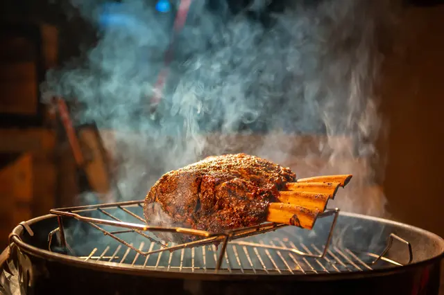 Côtes de porc rôties grillées sur fumoir