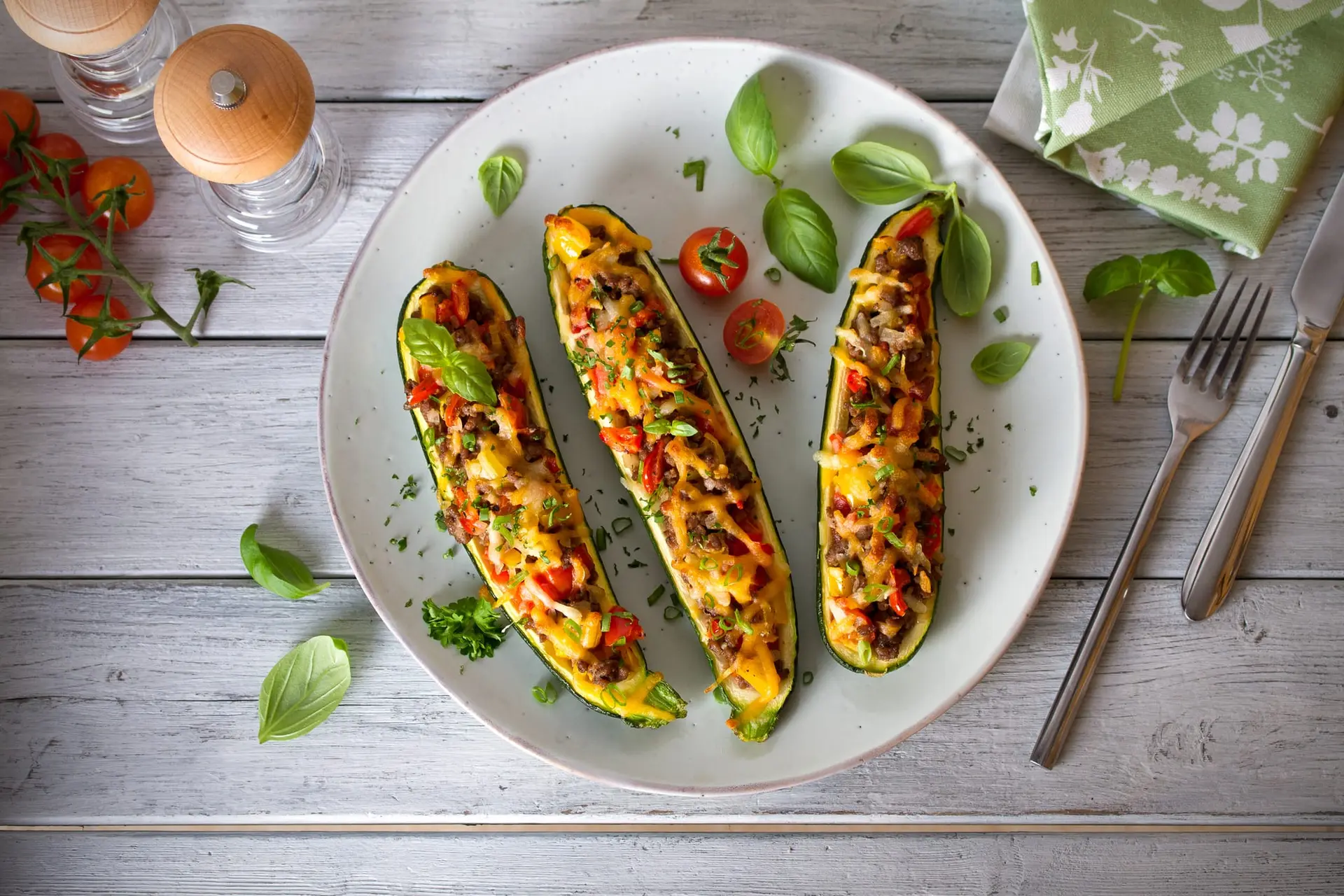 Courgettes farcies à la viande, aux légumes et au fromage