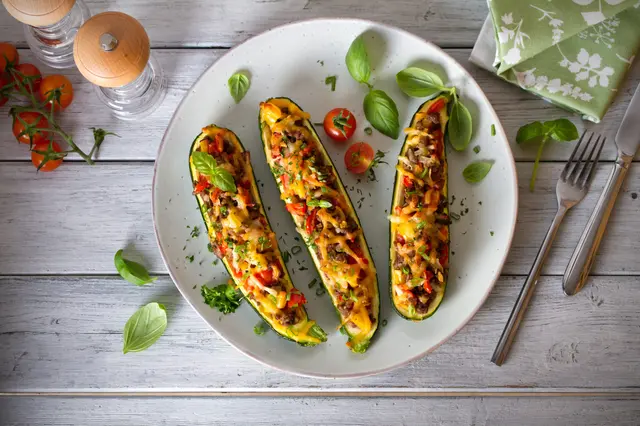 Courgettes farcies à la viande, aux légumes et au fromage