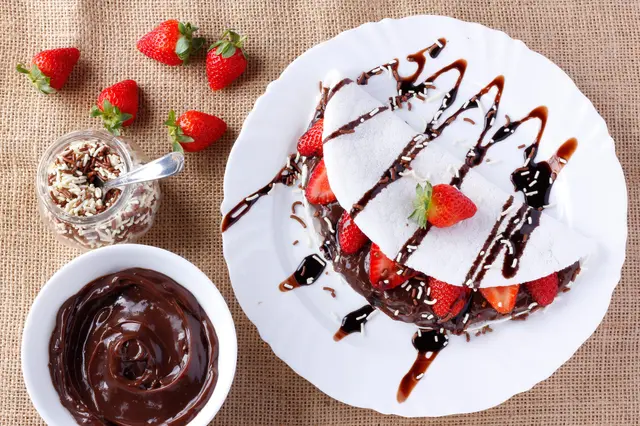 Crêpes de tapioca farcies à la fraise et au chocolat