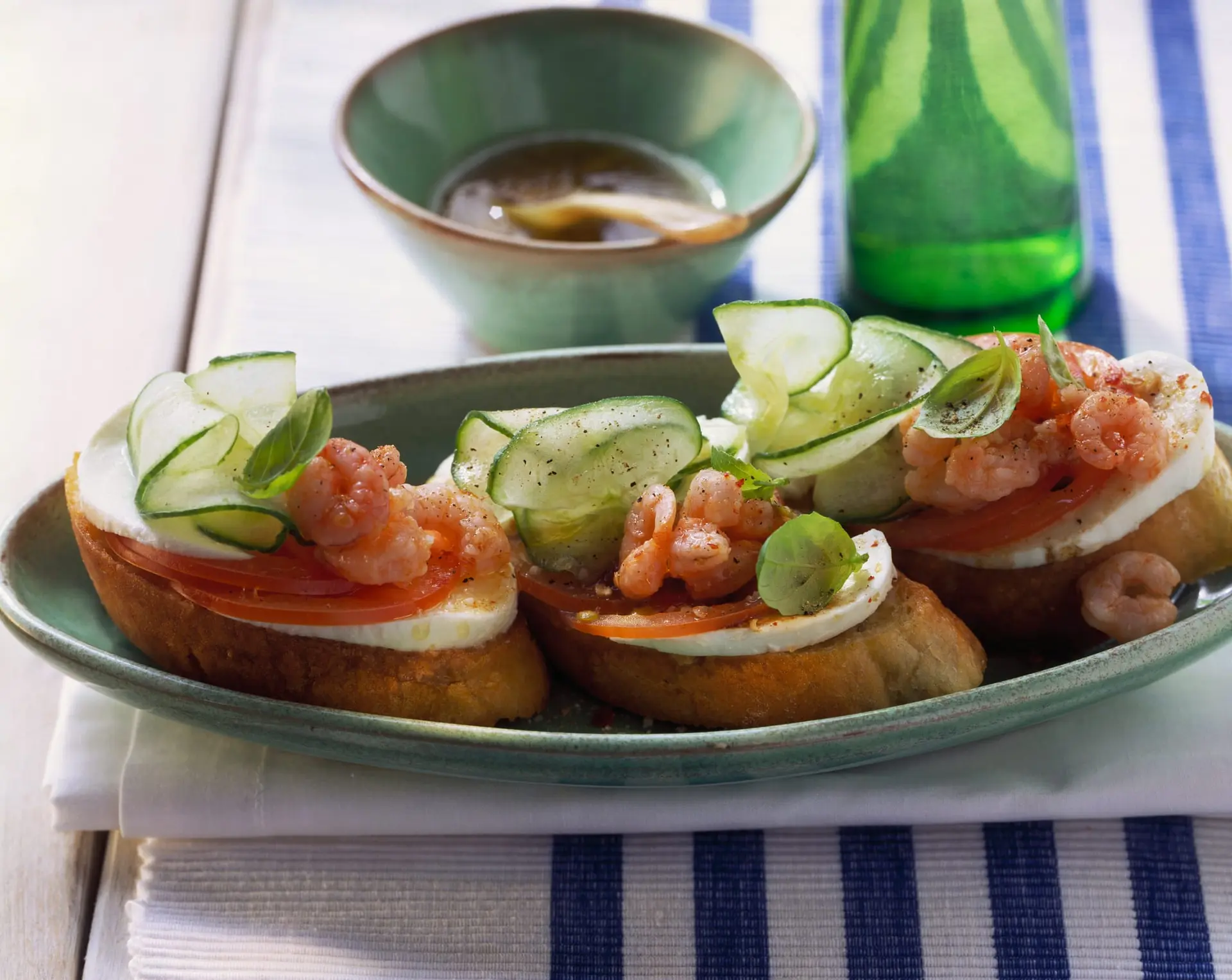 Crostinis à la mozzarella, aux tomates, au concombre et aux crevettes