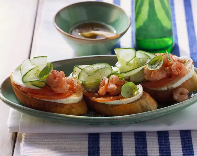 Crostinis à la mozzarella, aux tomates, au concombre et aux crevettes