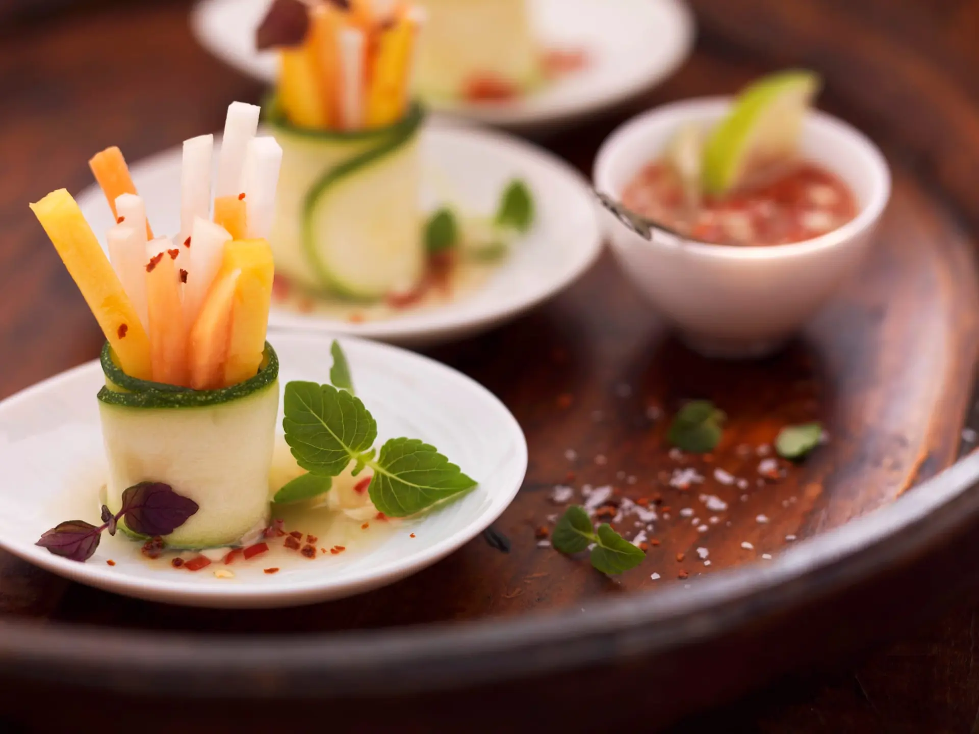 Crudités enroulées dans des rouleaux de courgettes avec sauce chili