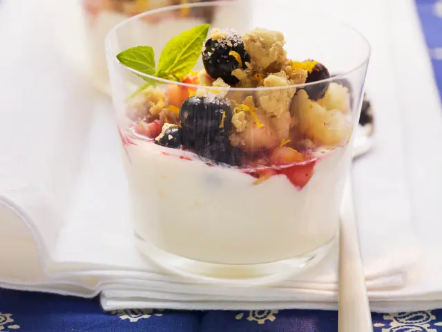 Crumble aux pommes et aux myrtilles sur mousse à la crème fraîche