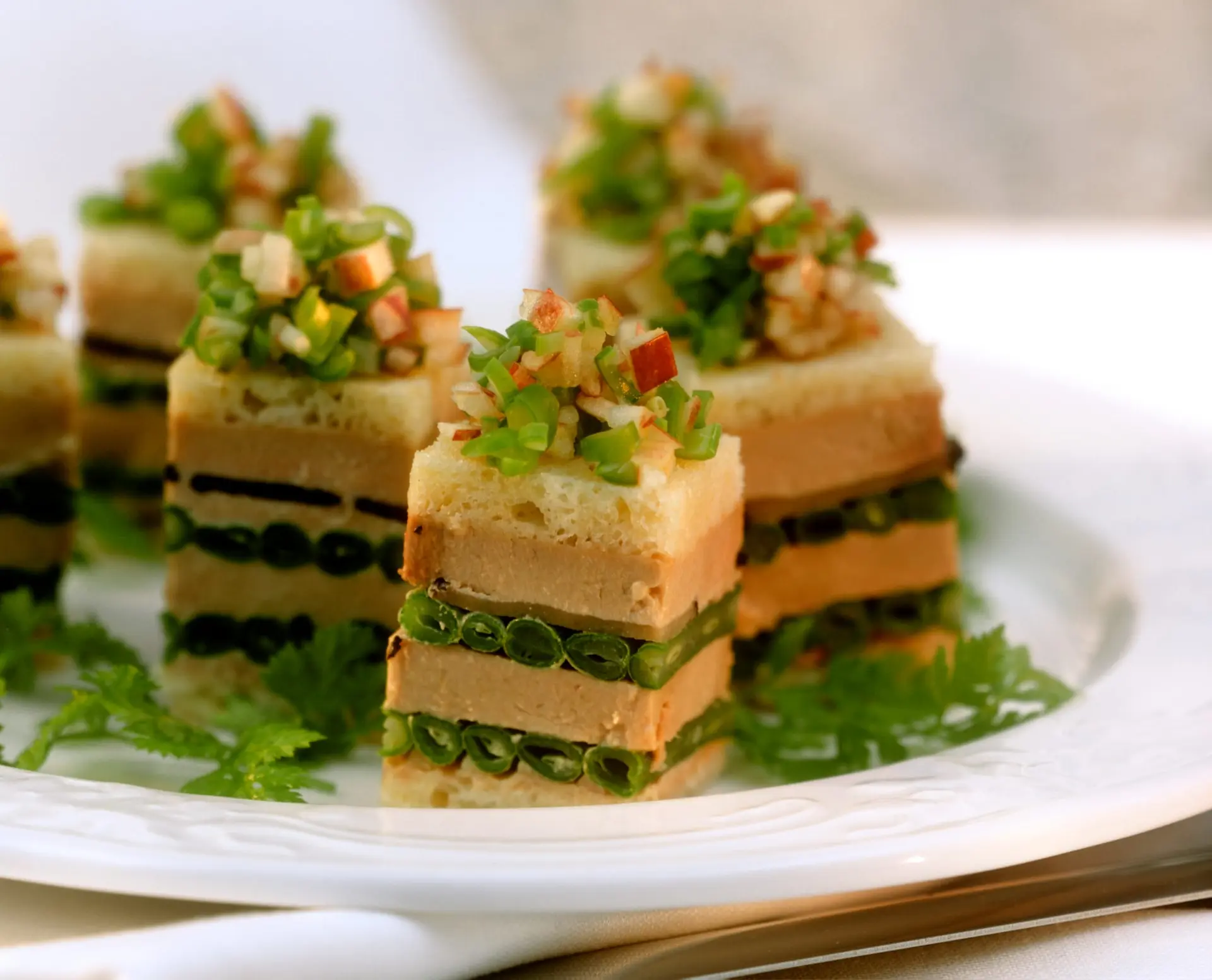 Cube en couches garni de foie gras, de haricots et de truffe