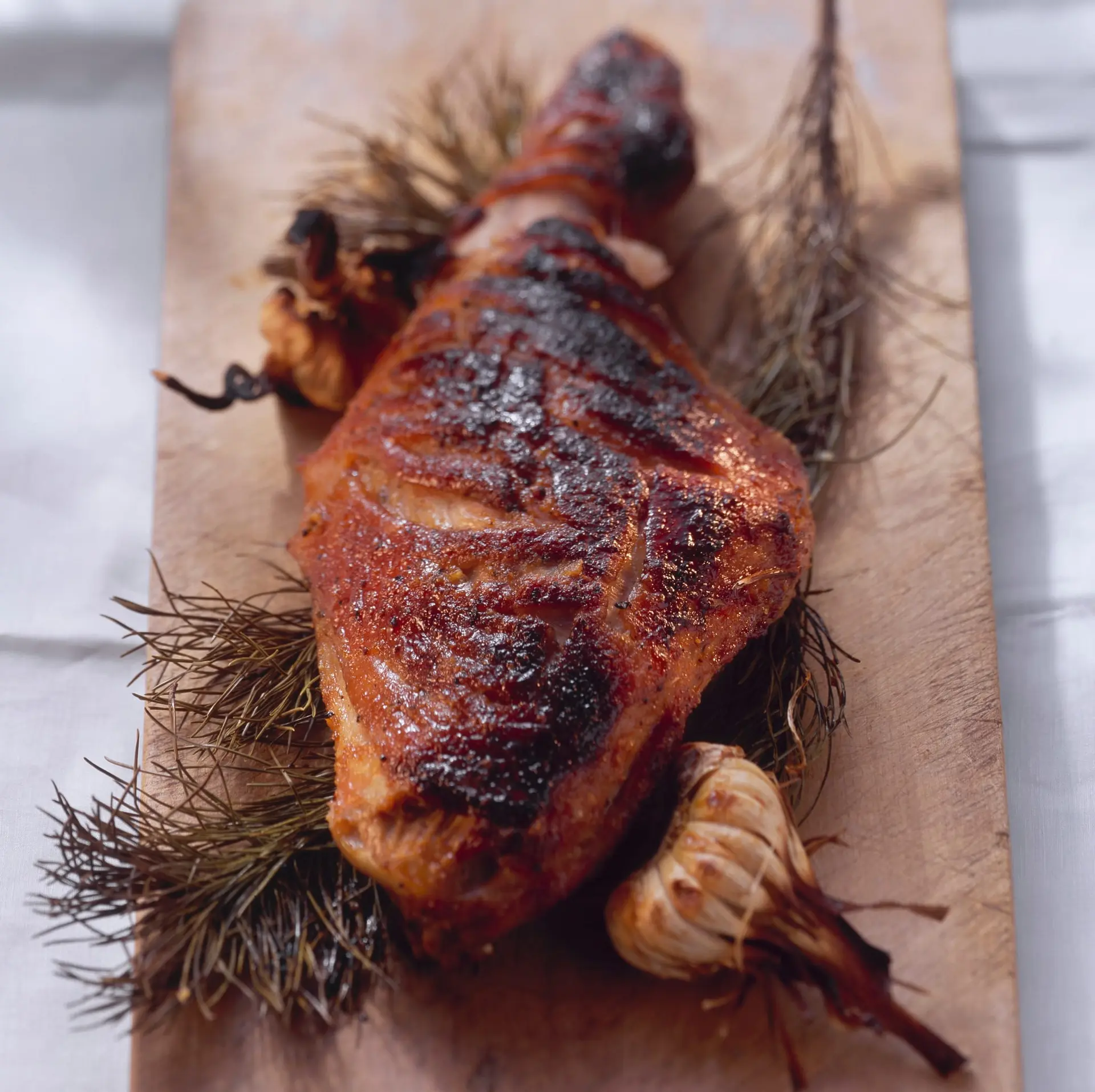 Cuisse de cochon de lait à l'ail et à la branche de pin