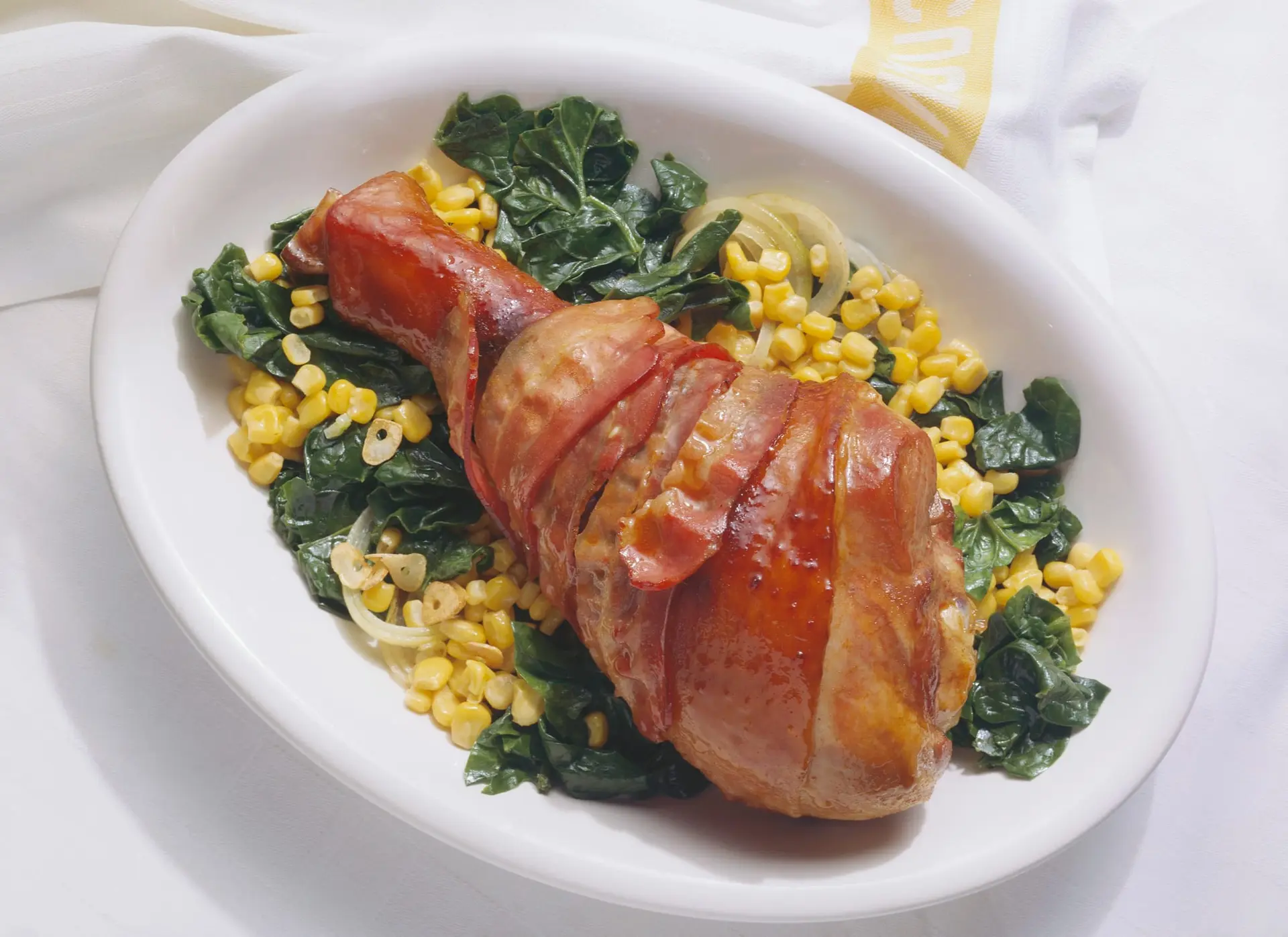 Cuisses de poulet au bacon, maïs et épinards