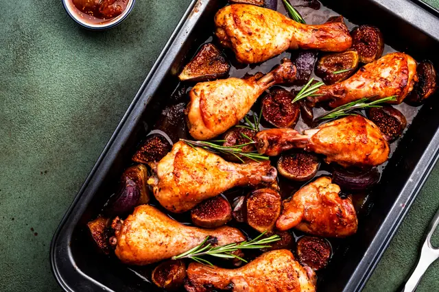 Cuisses de poulet au four aux figues et oignons sucrés en marinade balsamique