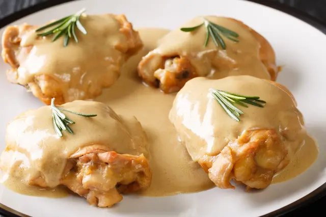 Cuisses de poulet sauce épicée à la moutarde