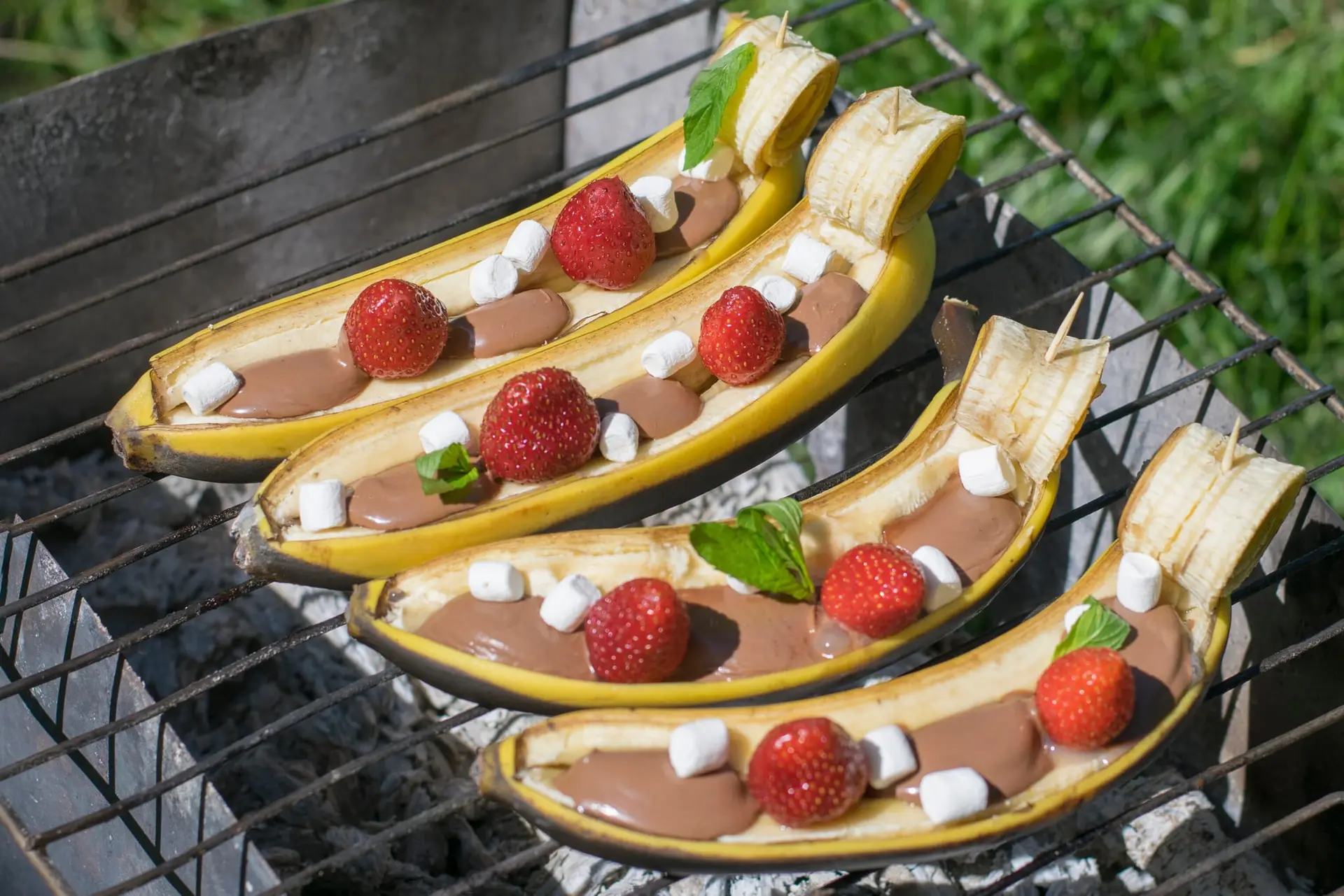Demi bananes avec chocolat fraises et petites guimauves au barbecue