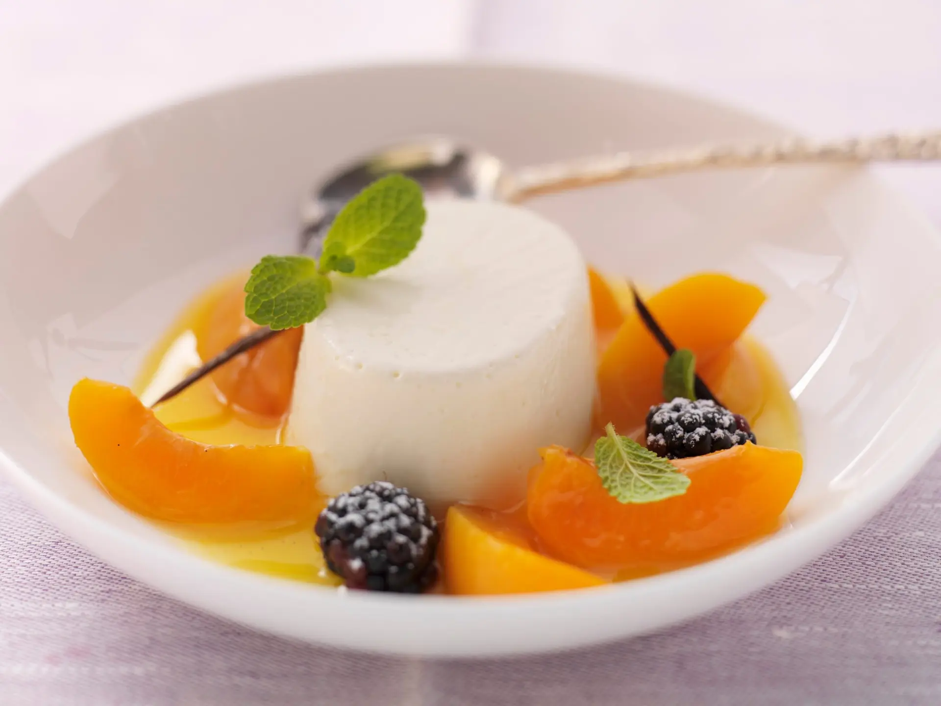 Dessert à base de massepain, d'abricots et de mûres