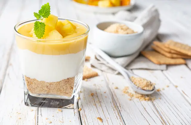 Dessert aux biscuits secs écrasés, crème et ananas découpés