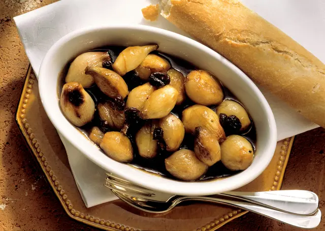 Échalotes au vinaigre avec des raisins secs