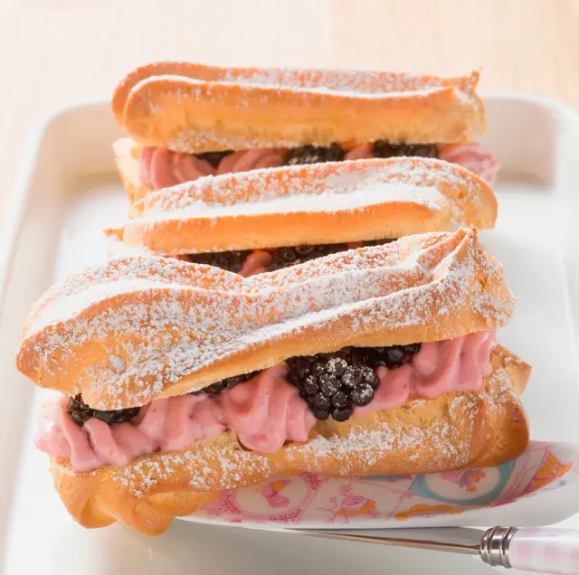 Éclairs fourrés à la crème de citron et aux mûres