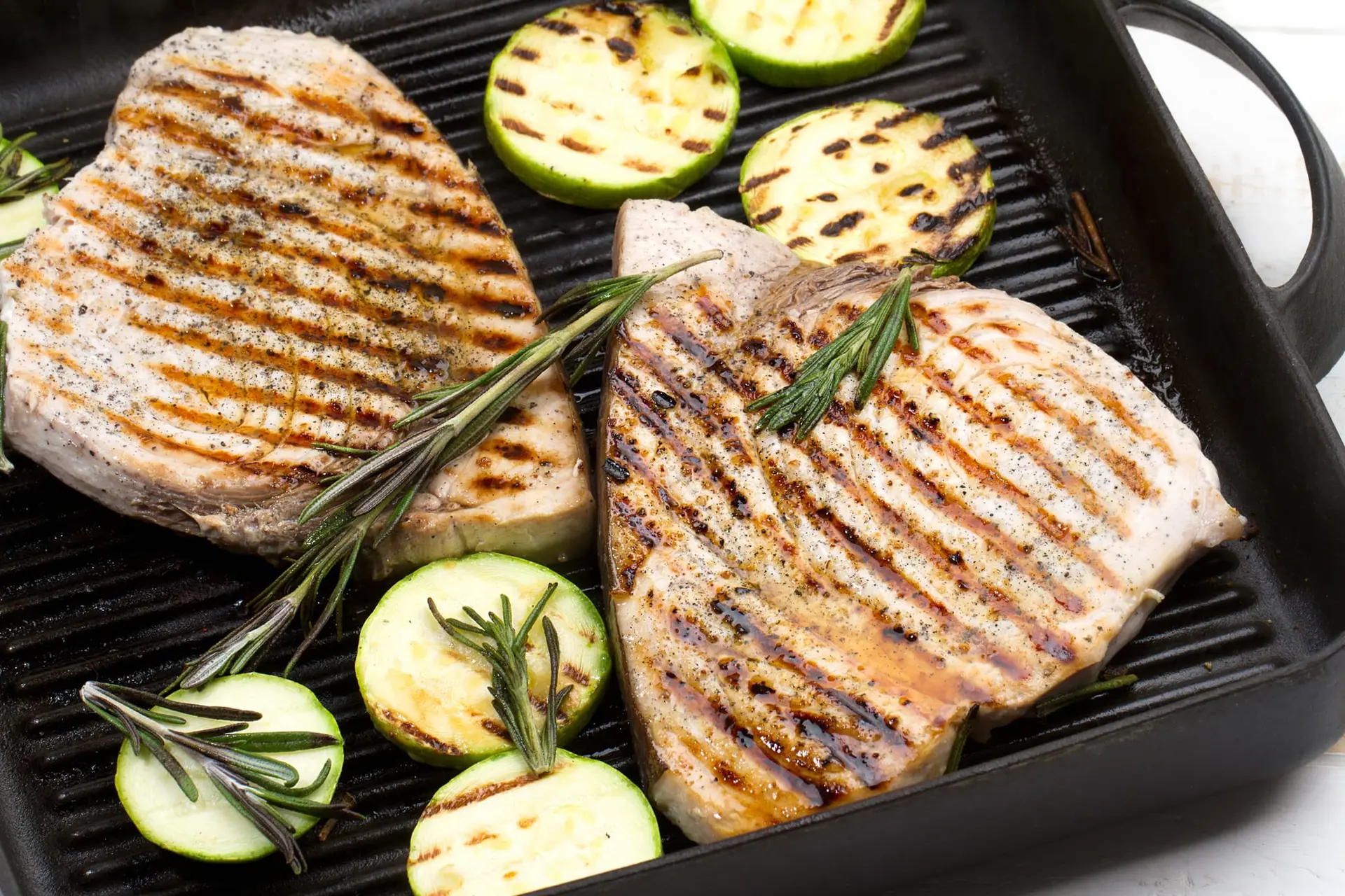 Espadon grillé au romarin et courgettes
