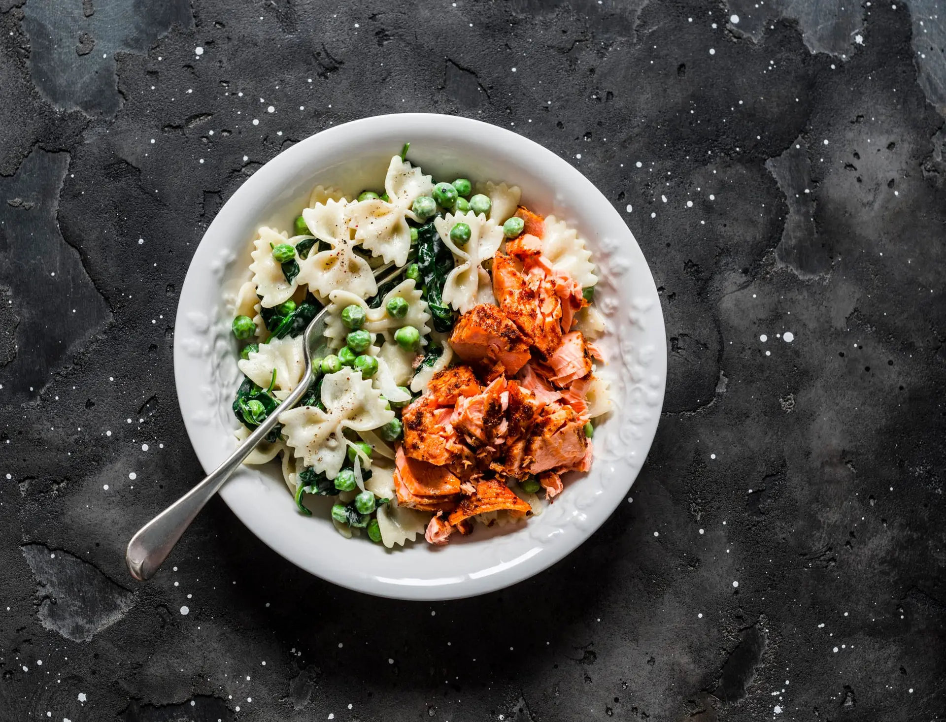 Farfalles sauce à la crème d'épinards, de pois verts et au saumon rôti