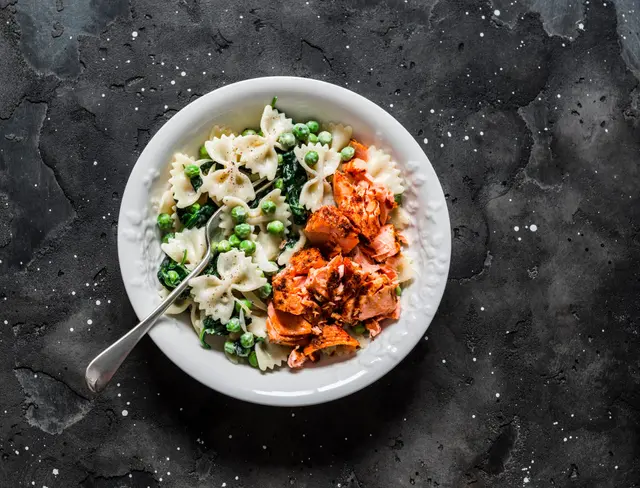 Farfalles sauce à la crème d'épinards, de pois verts et au saumon rôti