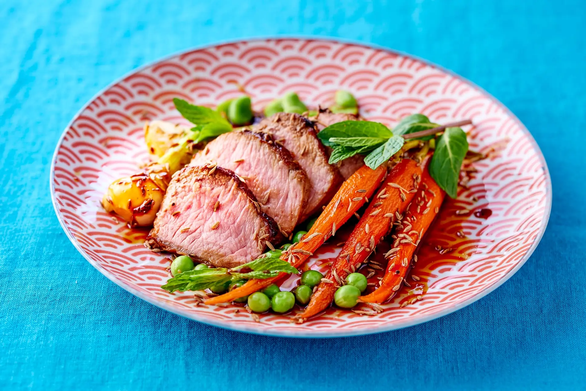 Filet d'agneau aux carottes et aux petits pois