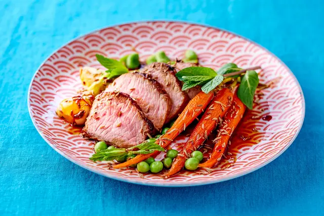 Filet d'agneau aux carottes et aux petits pois