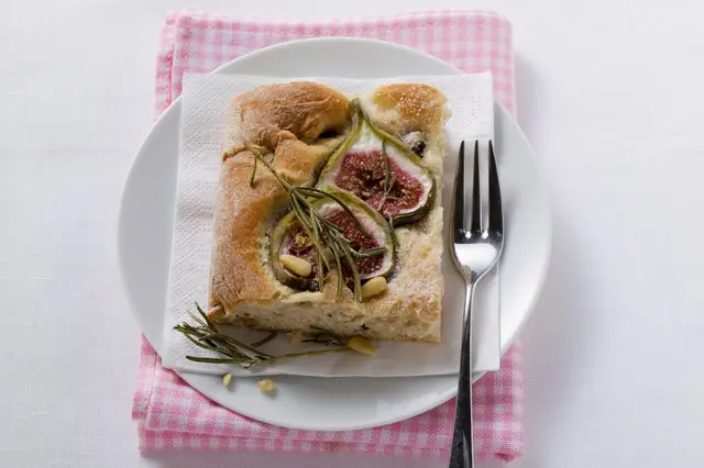 Focaccia aux figues, au romarin et aux pignons de pin