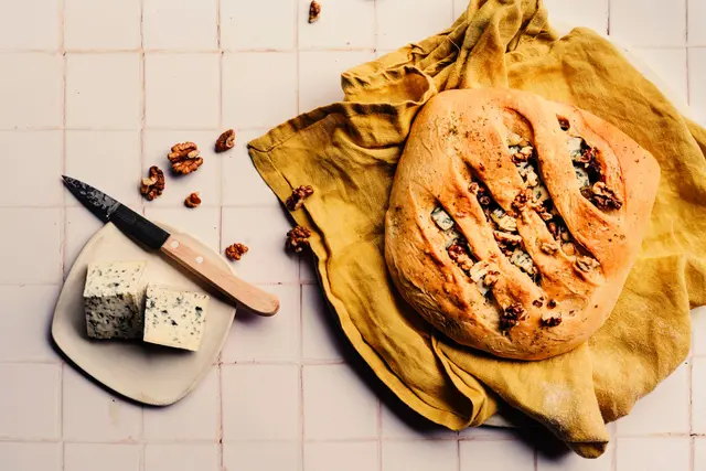 Fougasse à la fourme d'Ambert, échalotes et noix