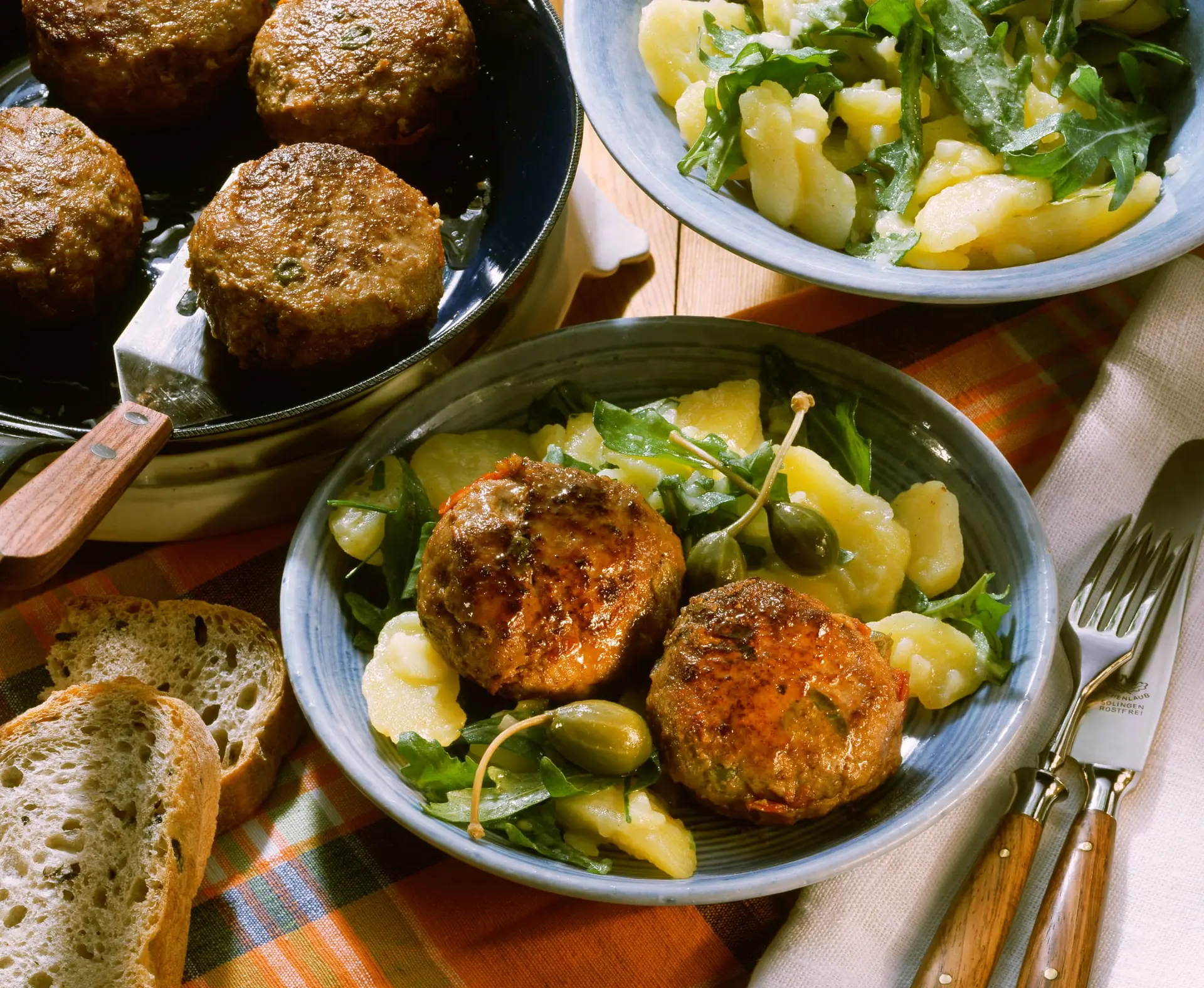 Fricadelles aux câpres et aux anchois sur salade de pommes de terre