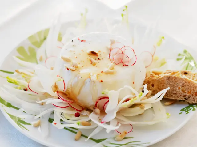 Fromage de chèvre frais sur fenouil et radis au miel