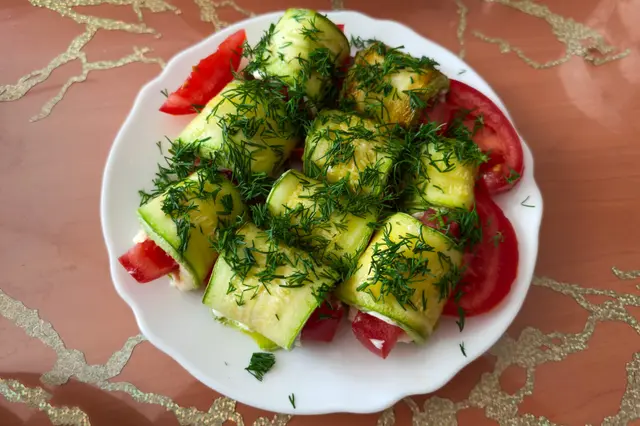 Fromage et tomate enroulés en courgette