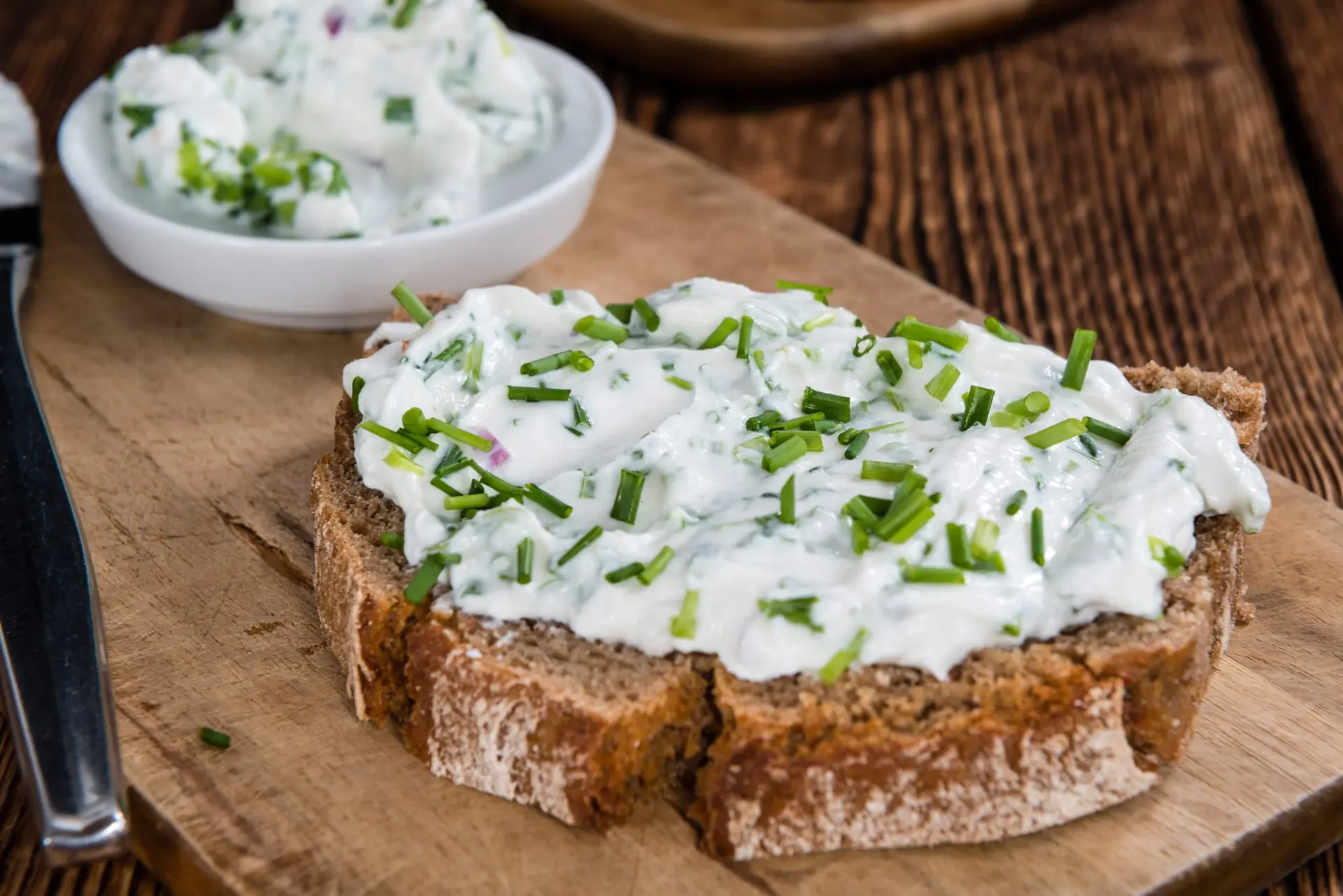 Fromage frais crémeux aux herbes et échalotes