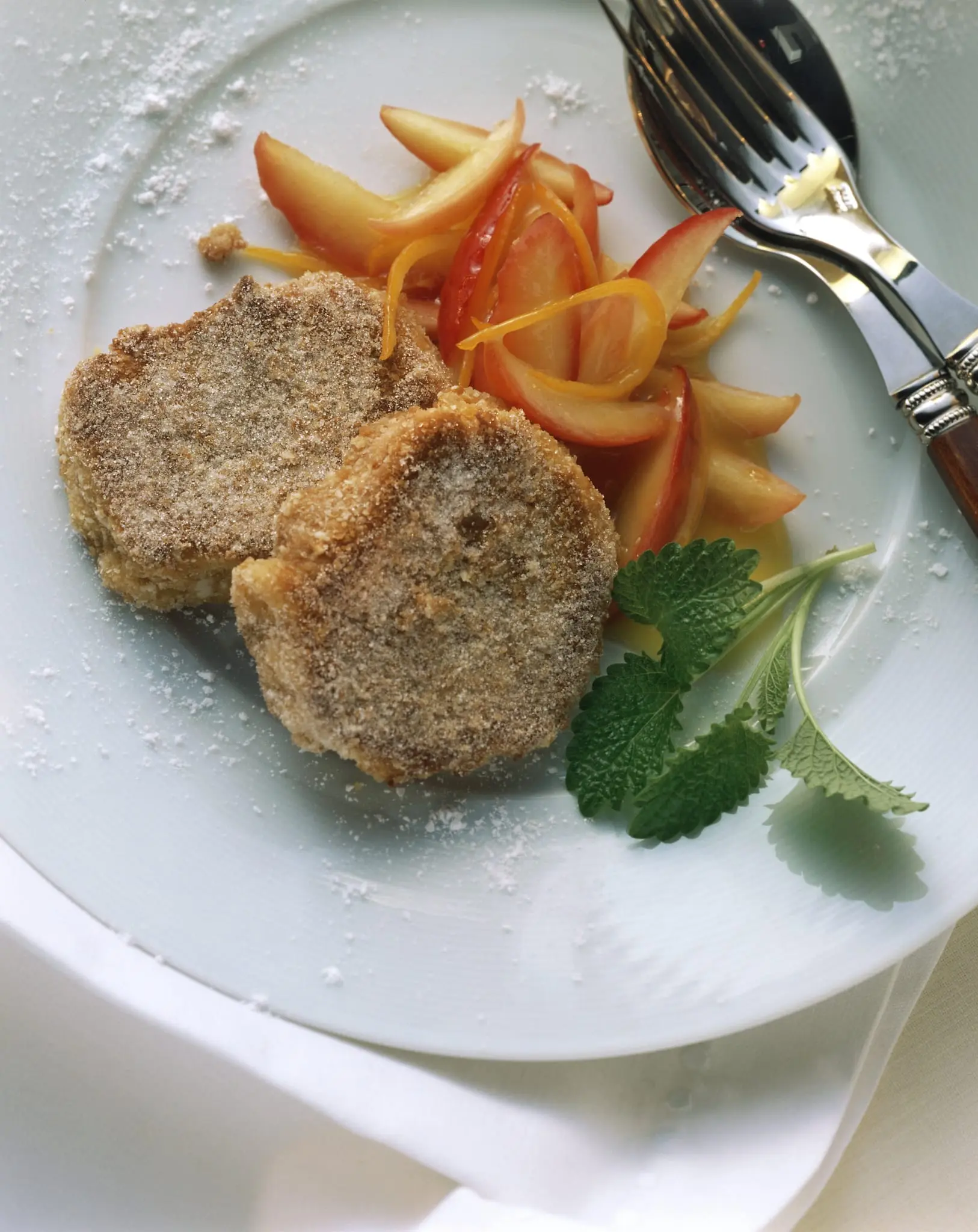 Galettes de pommes de terre au fromage blanc, sucre à la cannelle et sauce aux nectarines