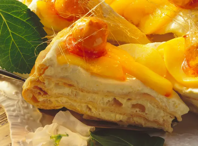 Gâteau à la crème de pêche décoré de caramel