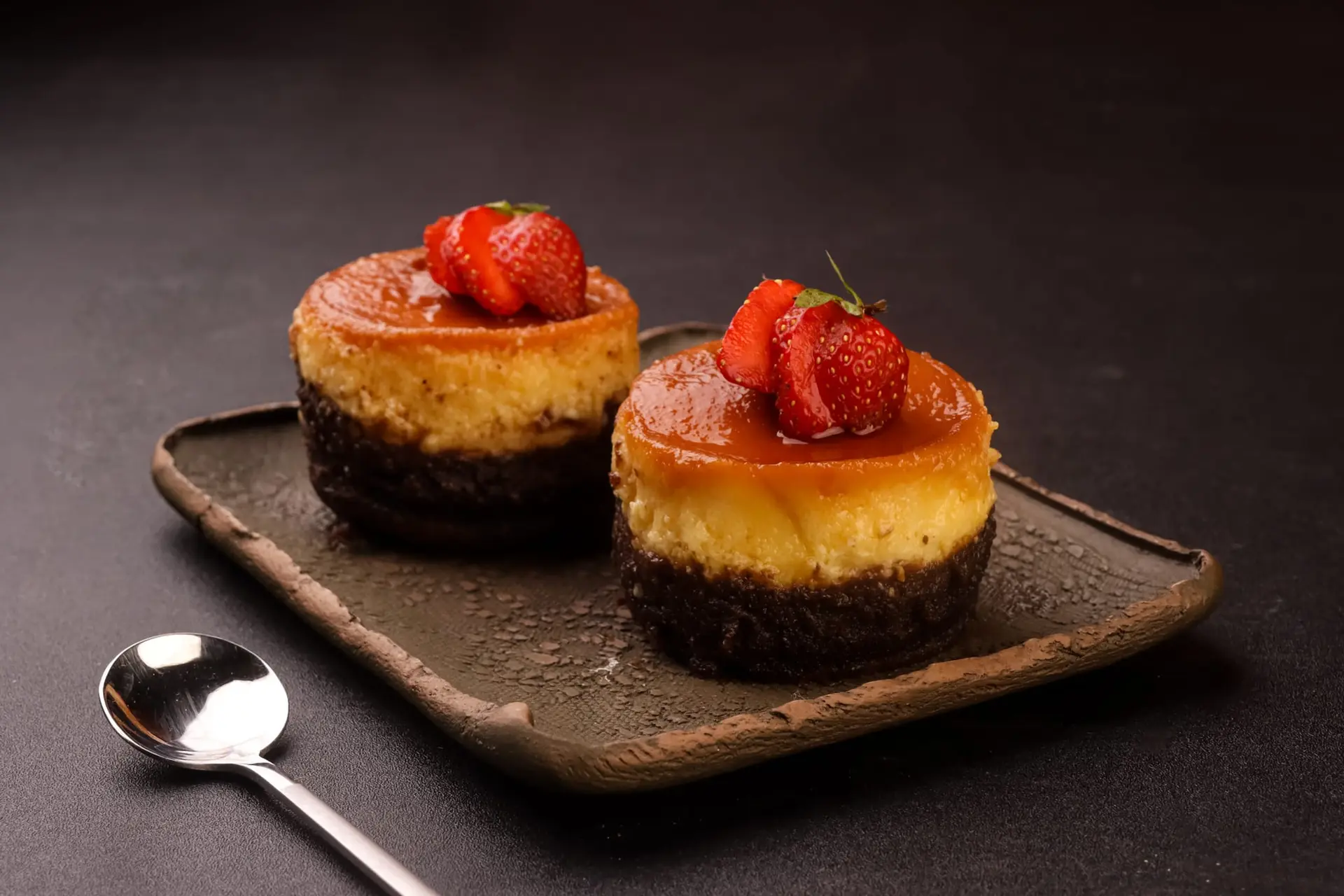 Gâteau au caramel sur brownie garni de fraises