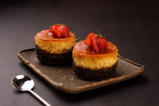 Gâteau au caramel sur brownie garni de fraises