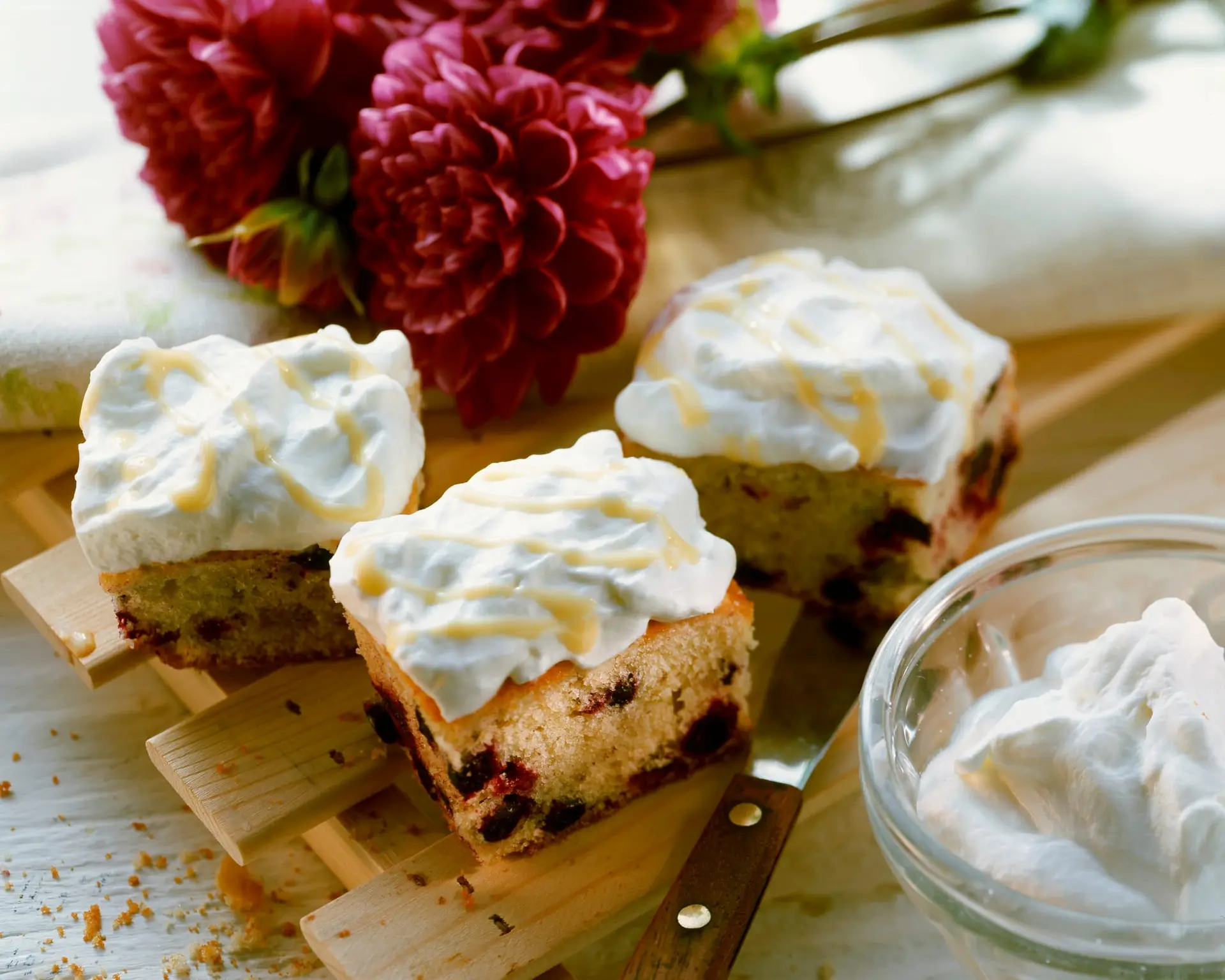 Gâteau au cassis, crème et avocat