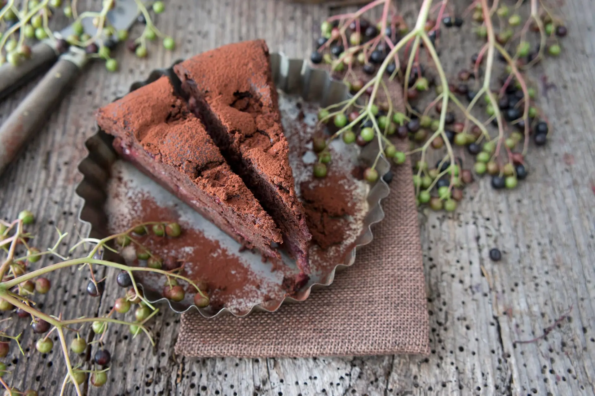 Gâteau au chocolat aux cerises et aux baies de sureau