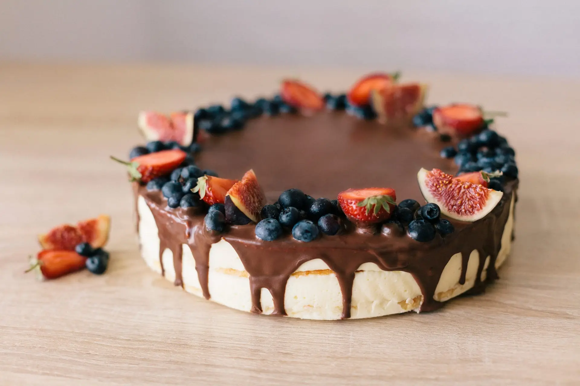 Gâteau au chocolat coulant avec baies et figues