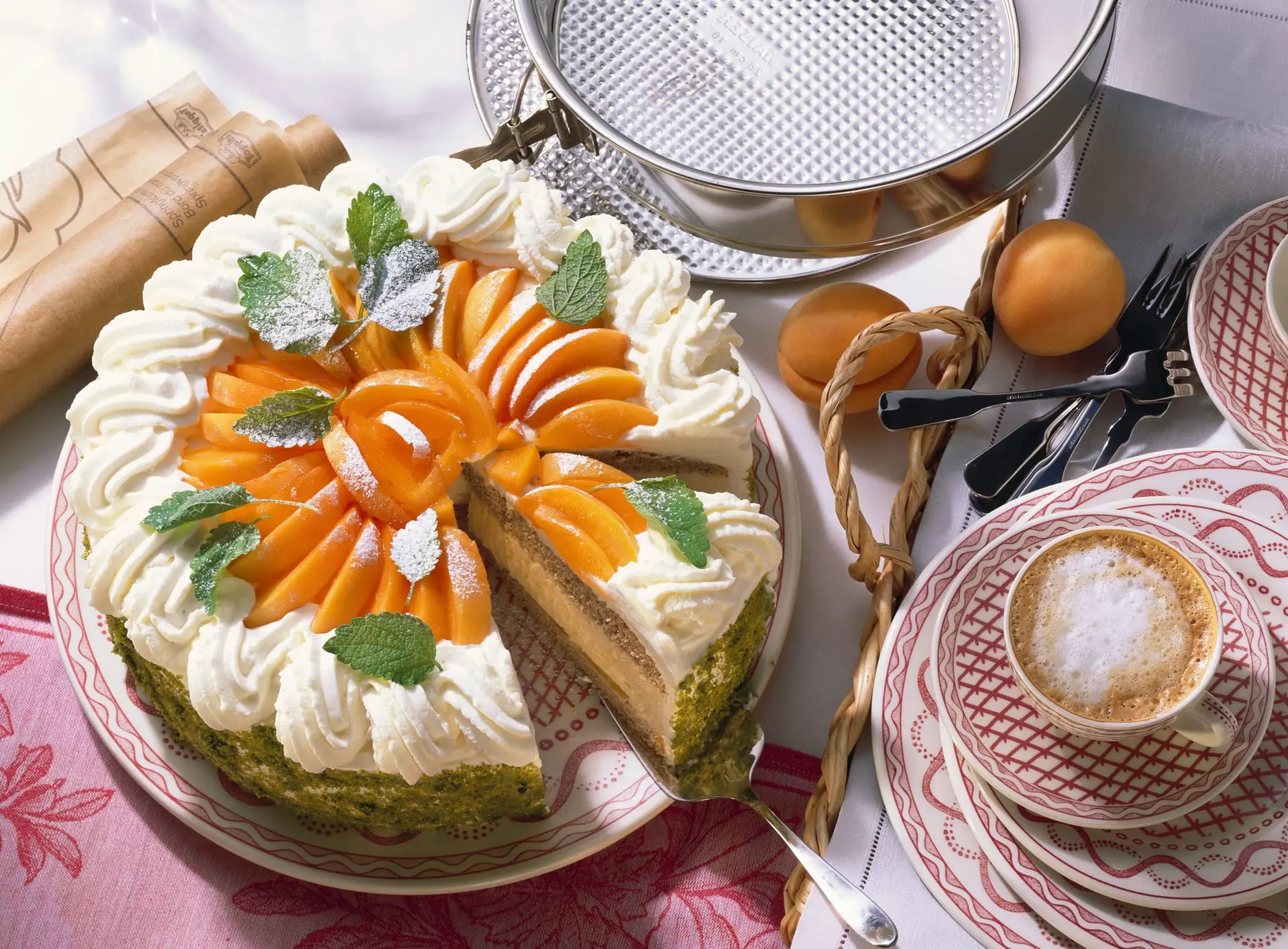 Gâteau au sarrasin avec mousse au yaourt et abricots