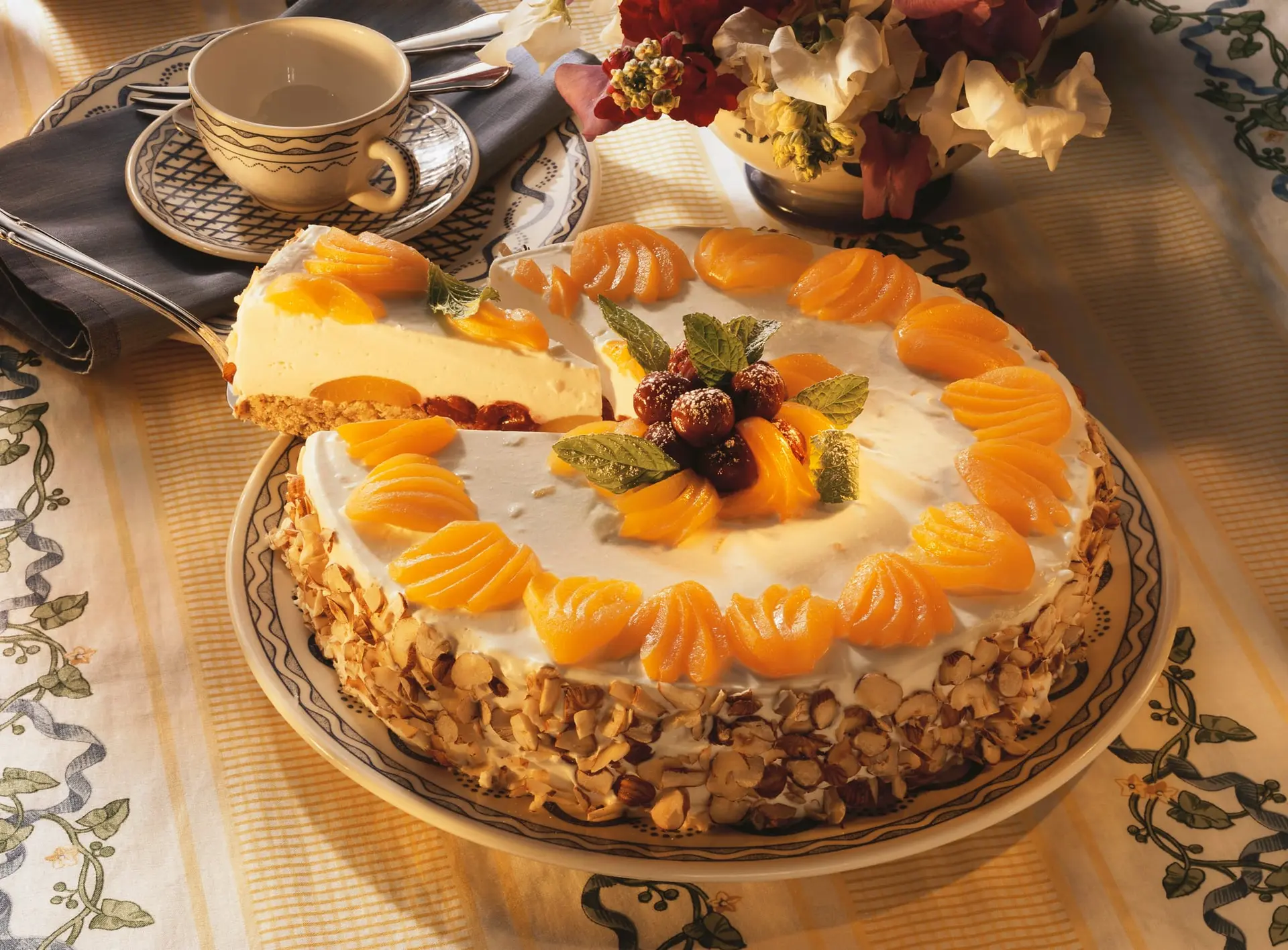 Gâteau aux fruits avec des noisettes hachées