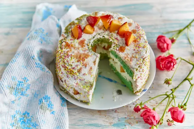 Gâteau d'été crémeux à la pistache et aux brugnons