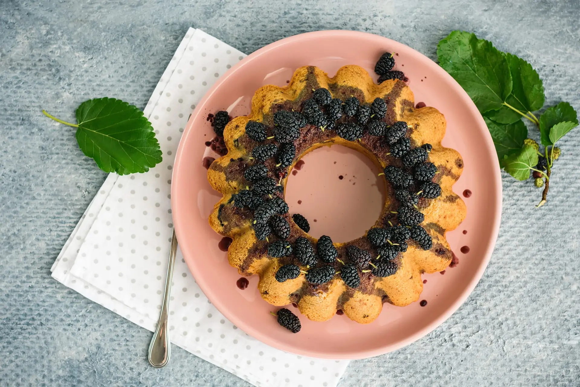 Gâteau moelleux rond aux mûres