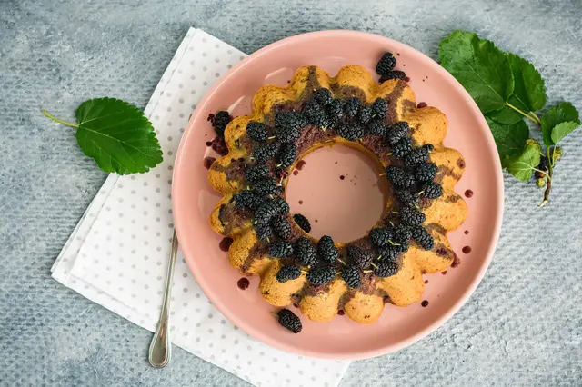 Gâteau moelleux rond aux mûres